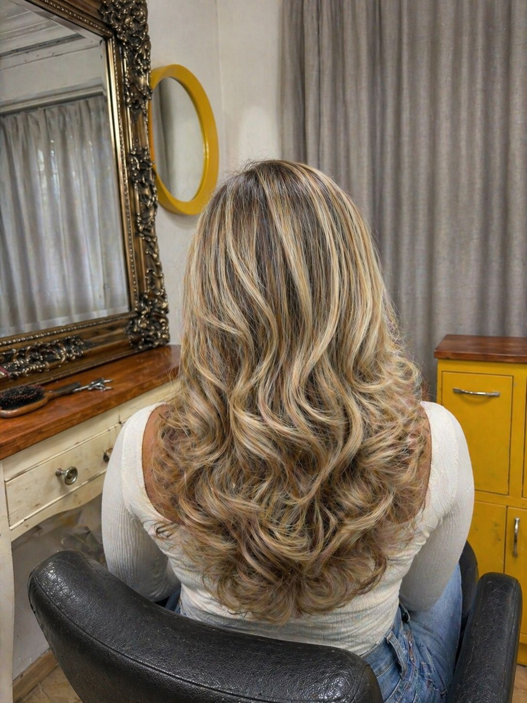 Corte feminino com ondas e luzes loiras