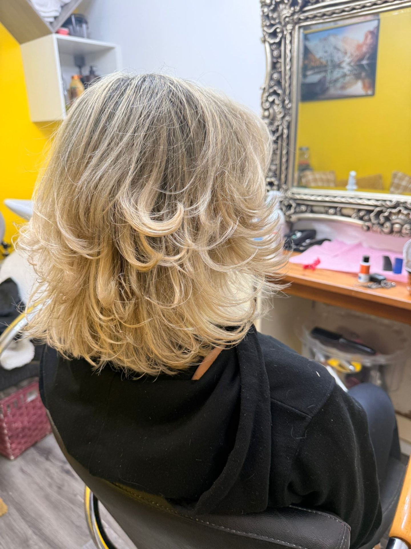 Resultado final de cabelo com luzes loiras