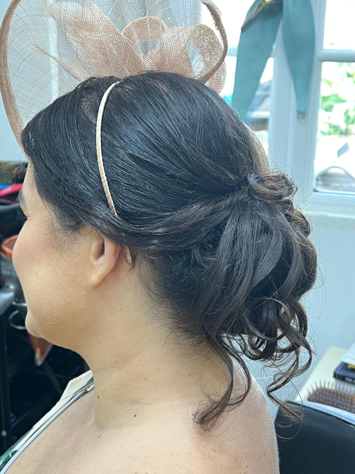 Penteado preso elegante com fascinator para ocasião especial